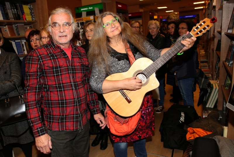 Dáša Vokatá, která hraje na kytaru a zpívá, dotlačila svého muže k tomu, aby s ní vytvořil hudební duo.