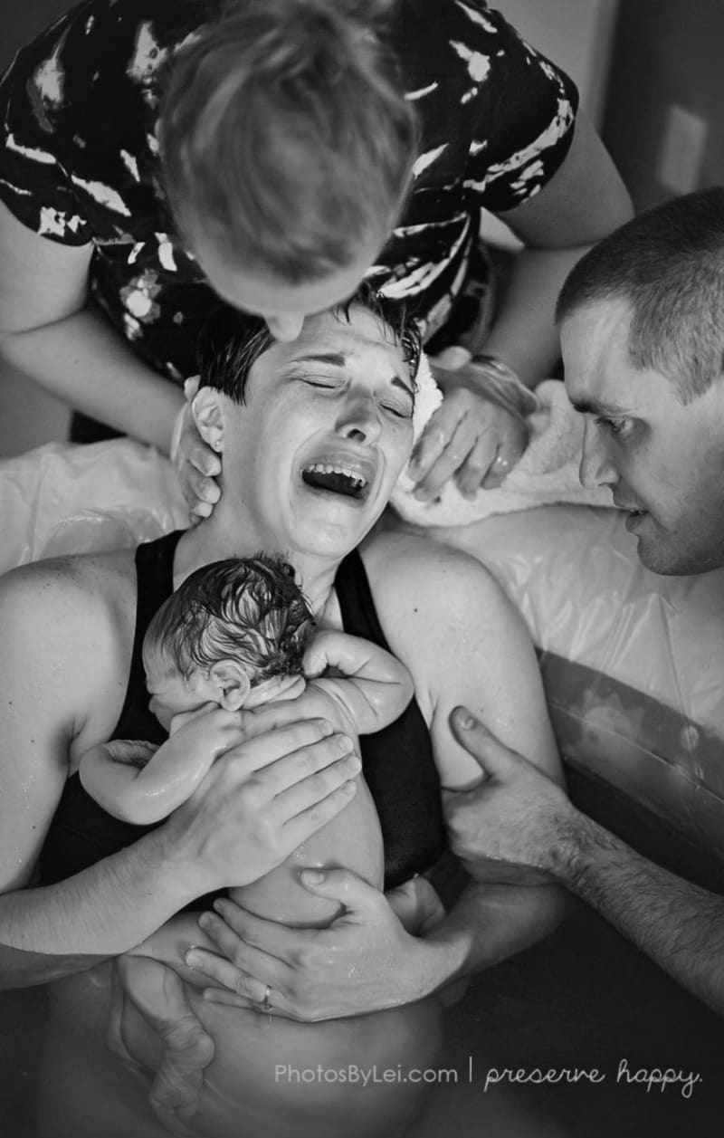 Výrazy maminek, které si mohou poprvé pochovat své miminko, fotografku vždy budou udivovat. Je z nich cítit radost, úleva i vyčerpání.