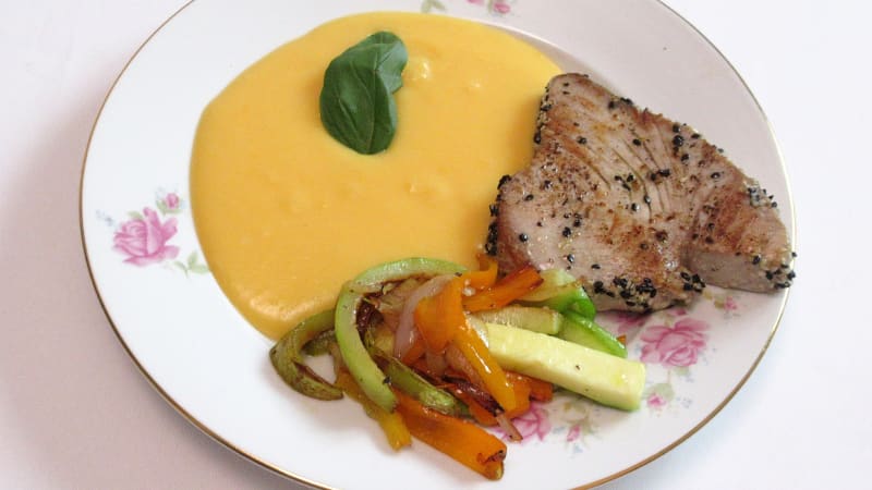 Steak z tuňáka, batátovo-bramborové pyré a grilovaná zelenina