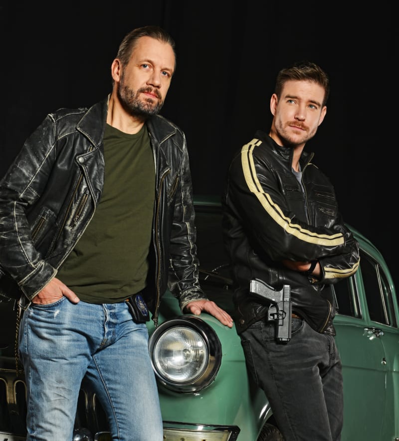 David Matásek s Vladimírem Polívkou jako parťáci Michal Bříza s Juniorem v seriálu Polda.