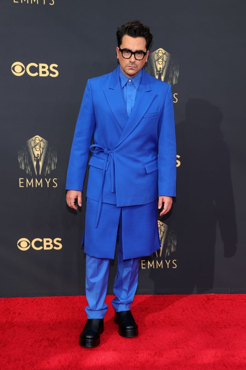 Modrý asymetrický oblek na seriálové hvězdě