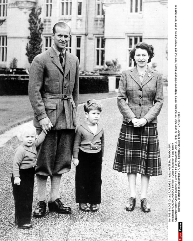 Alžběta II. v roce 1952 s princem Philipem a dětmi  Charlesem a Annou