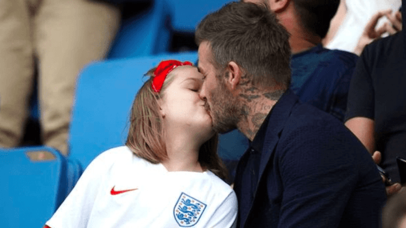 David Beckham byl kritizován za to, že svou dceru Harper políbil na rty.
