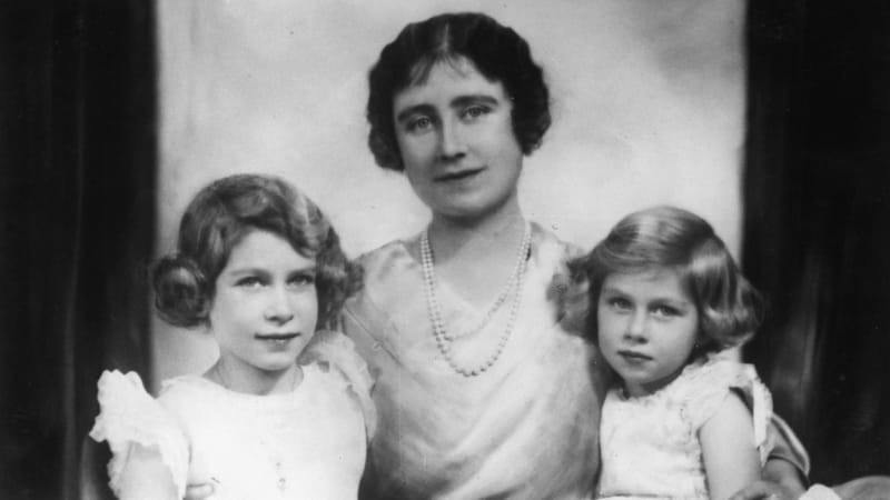 Alžběta II. s maminkou a sestrou Margaret