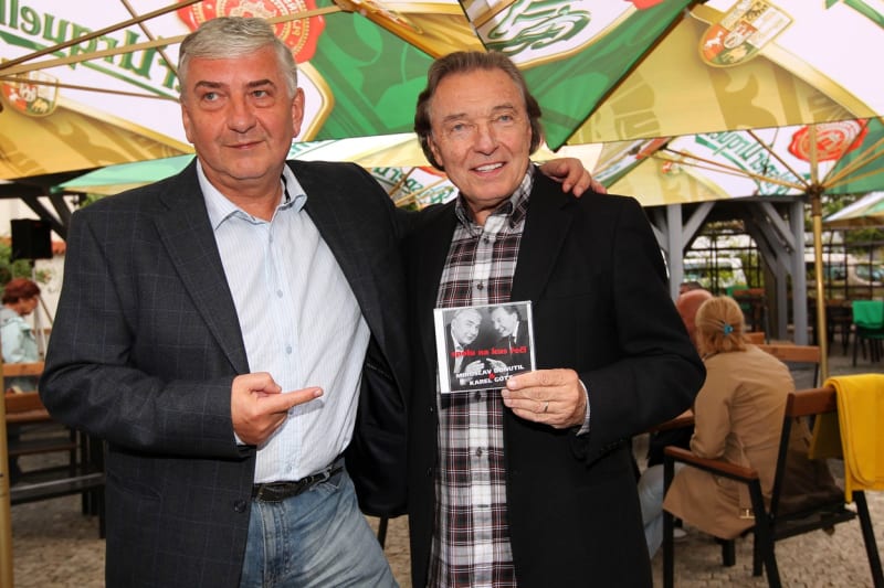 Miroslav Donutil a Karel Gott na snímku z roku 2012.
