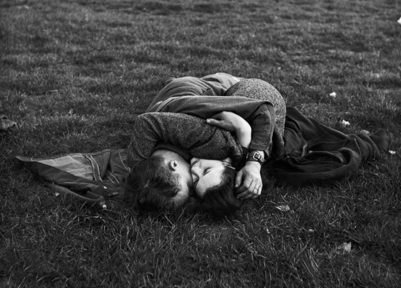 Americký voják líbá britskou přítelkyni v Hyde Parku, 1945
