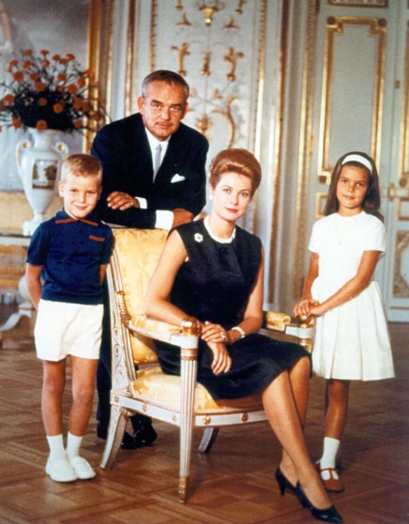Grace Kelly (veprostřed), princ Albert (vlevo), monacký princ Rainier (veprostřed vlevo), Princezna Caroline (vpravo)