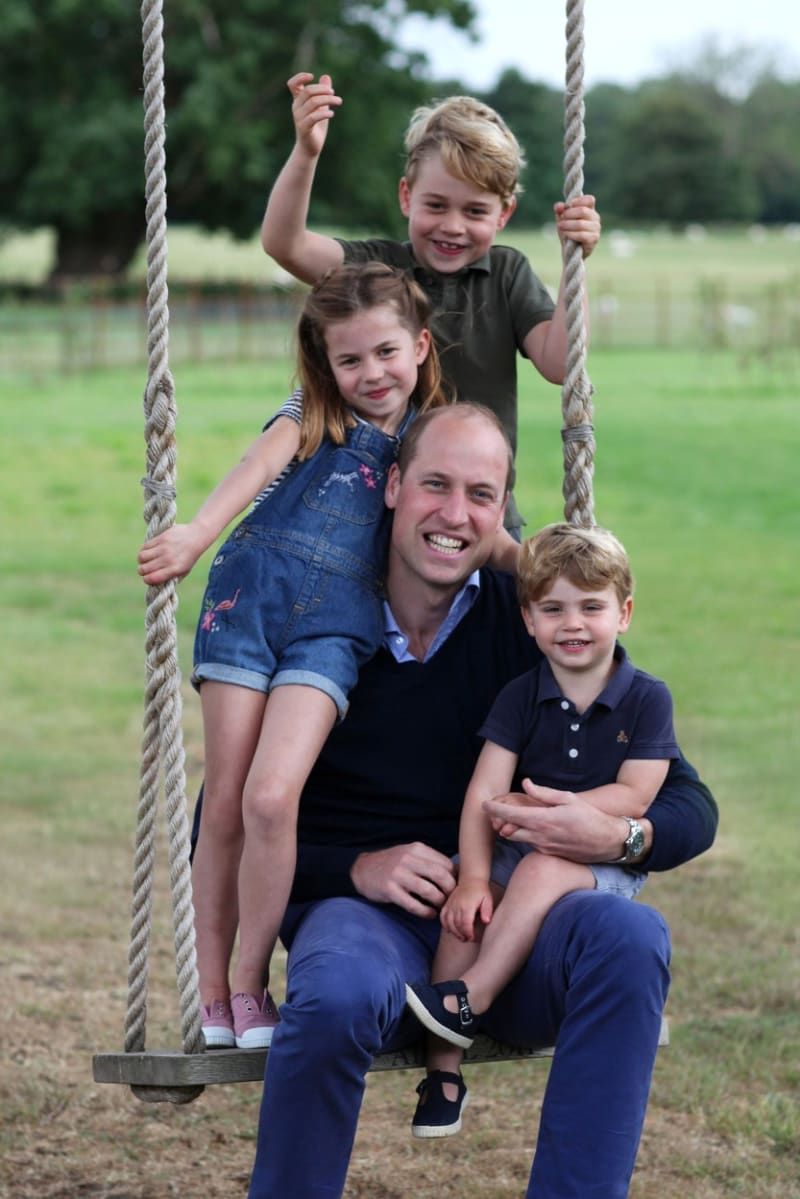 Nejznámějšími pravnoučaty Alžběty II. jsou bezpochyby princ George, princezna Charlotte a princ Louis. Na fotce s tátou Williamem.
