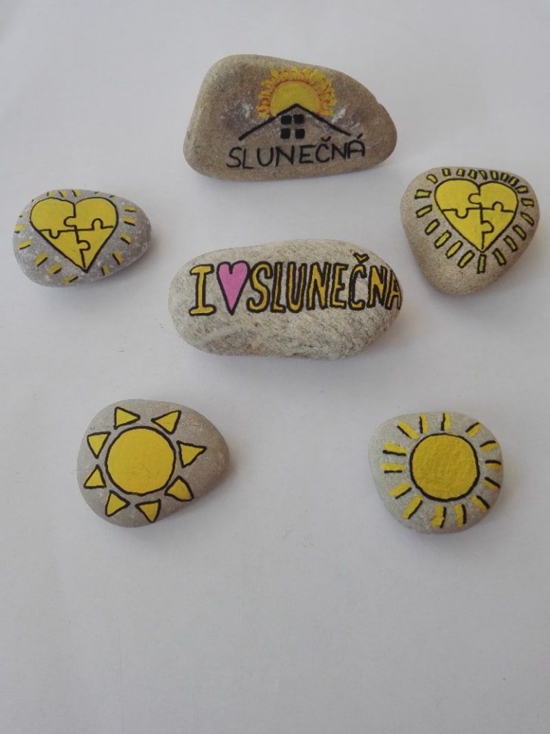 Paní Lenka Schönbauerová nám poslala kamínky své desetileté dcery Nelinky, která Slunečnou miluje.