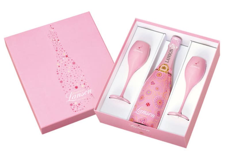 Šampaňské Lanson Rosé Brut v dárkovém boxu s růžovými šampuskami, 1769 Kč, global-wines.cz