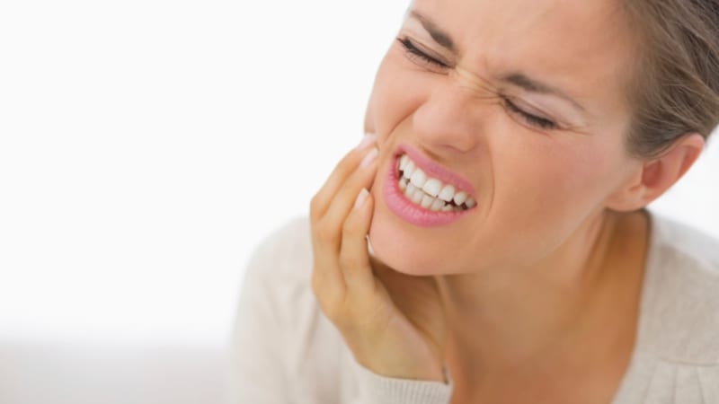 Proč nás trápí citlivé zuby? V noci jimi skřípeme a bělíme je popelem