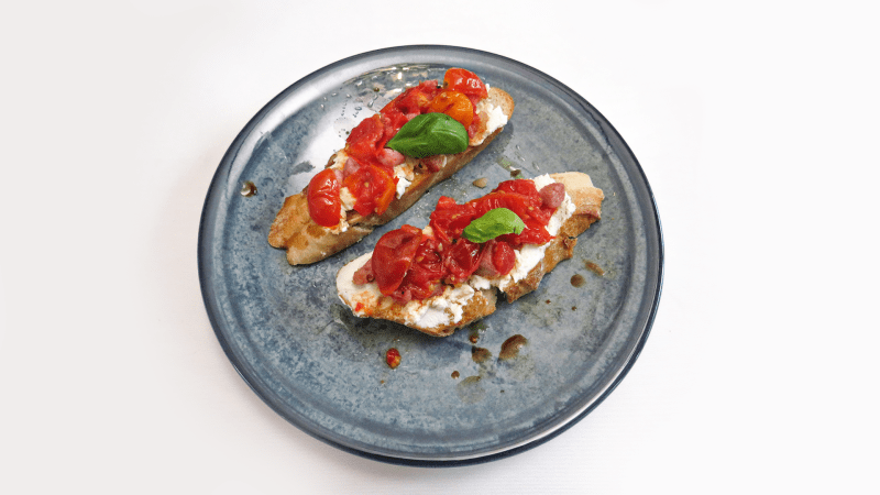 Prostřeno: Italský chléb s ricottou, pancettou a pečenými rajčaty