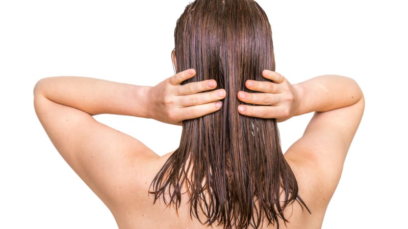 Proč by ženy neměly nikdy chodit spát s mokrými vlasy? Známe odpověď