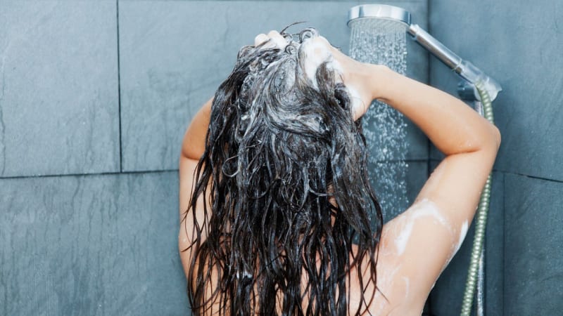 6 největších chyb, které děláte při mytí vlasů