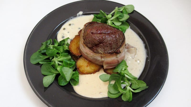 Prostřeno: Steak z hovězí svíčkové třikrát jinak a opékaný brambor