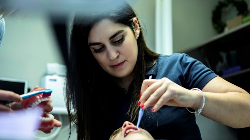 Zubařka Katerina Mourati: Děti s křivými zuby bývají často oběťmi šikany