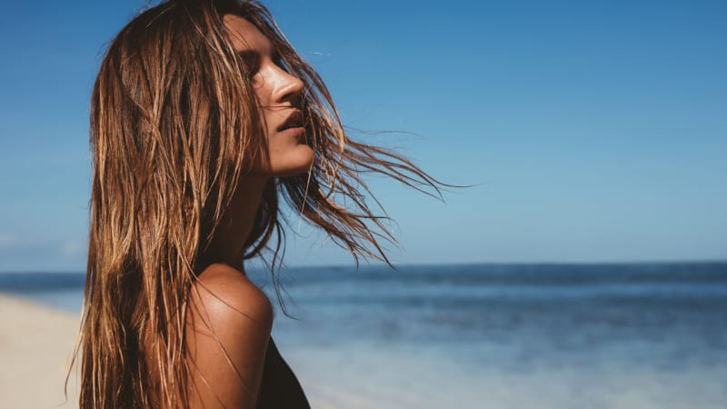 Vlasy v létě: nedostatečná péče se vám může vymstít