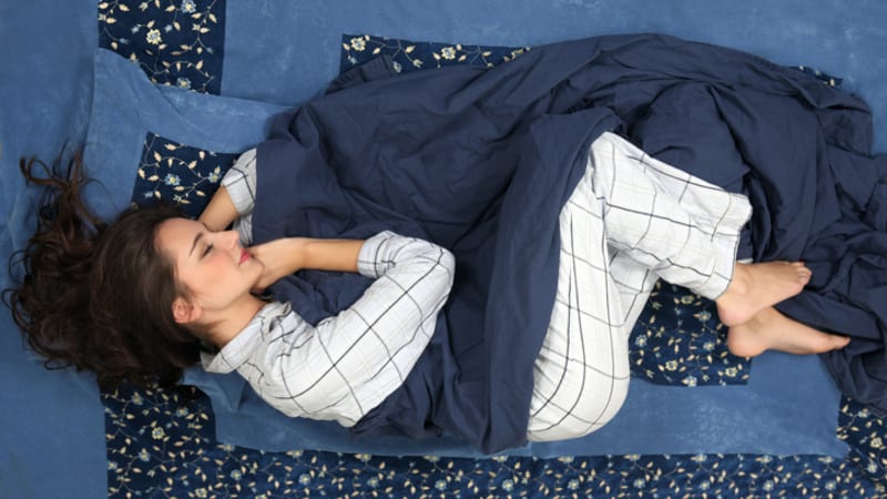 Ideální pozice pro dobrý spánek: Na zádech, na boku, nebo na břiše?