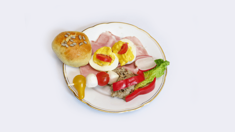 Prostřeno: Plněná vejce na šunce, mozzarella s rajčátkem, zelenina a domácí bulky