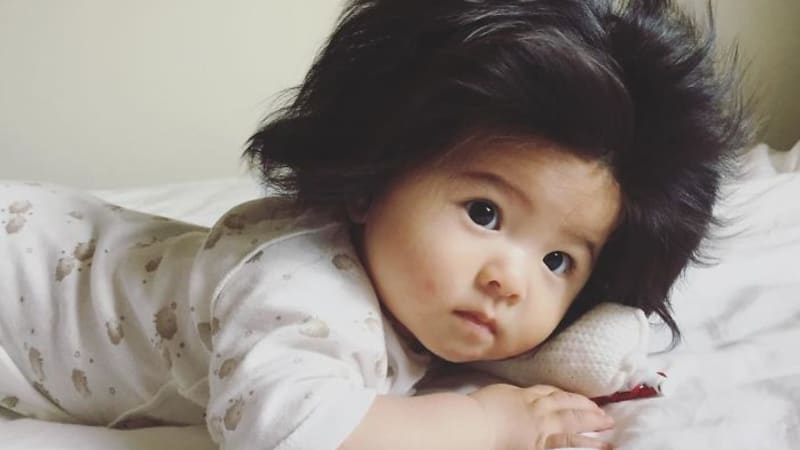 Nová hvězda Instagramu: Půlroční holčičce budete její vlasy závidět