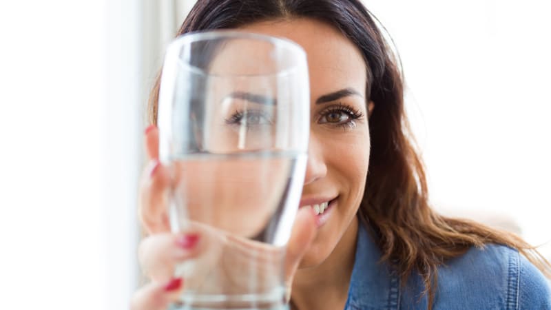 Jak se změní váš obličej, když vypijete tři litry vody denně? Odborníci před tím varují