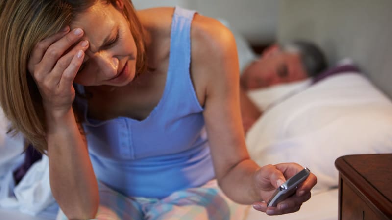 Noční návaly horka při menopauze: Ovlivňují spánek, náladu i zdraví