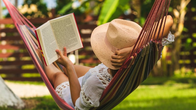 Letní čtení: Které knihy si letos přibalit na dovolenou?