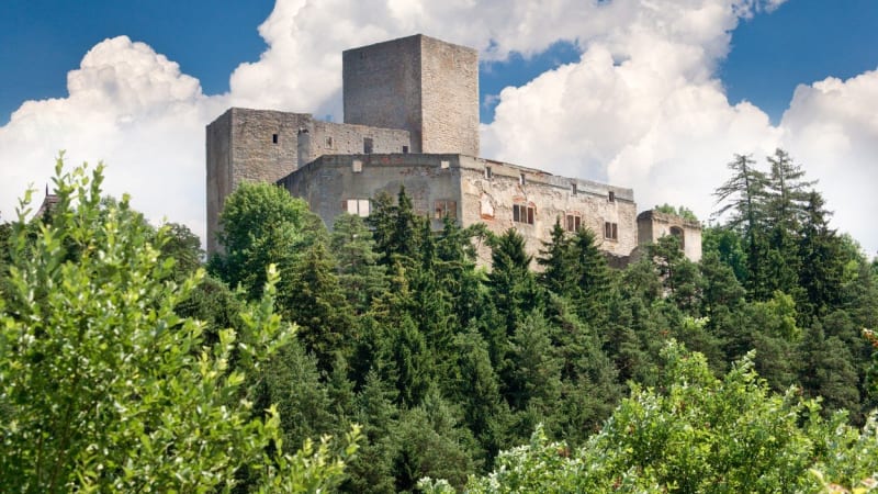 Tip na letní výlet: Tajemný hrad Landštejn je ideální cíl pro turisty, houbaře i cyklisty