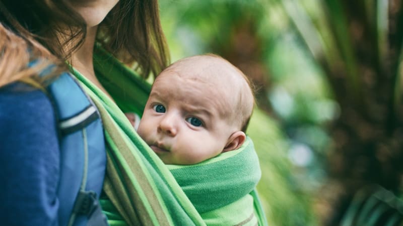 Mýty a fakta o nošení dětí: Je lepší šátek, vak nebo nosítko?