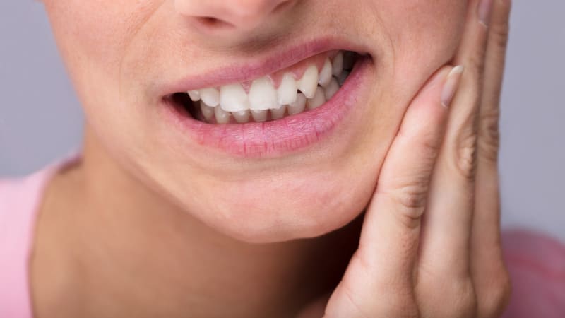 Sedm esenciálních olejů: proti bolesti zubů, kazům nebo na nevábný dech