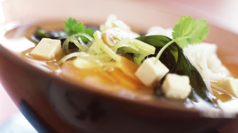Polévka miso se skleněnými nudlemi a tofu
