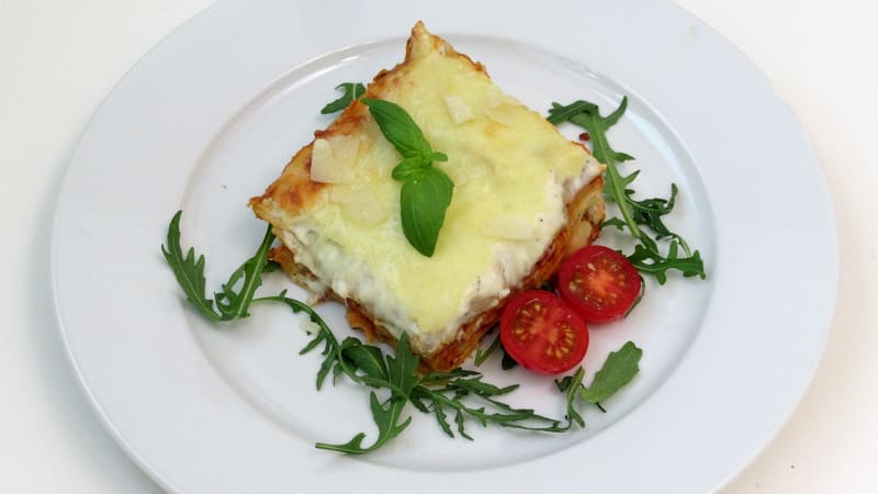 Prostřeno: Zapečené lasagne s rajčatovou omáčkou, mletým masem a bešamelem