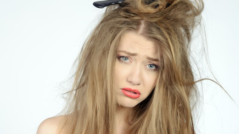 Vlasy v domácí péči: Kadeřnice radí, jak se o ně starat a co rozhodně nedělat