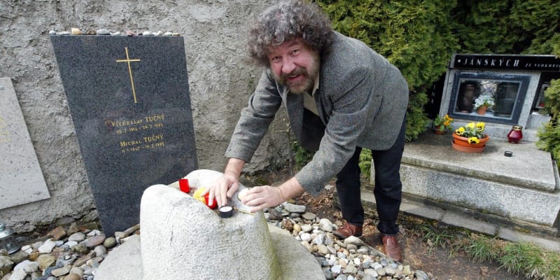 Režisér Zdeněk Troška u hrobu Michala Tučného