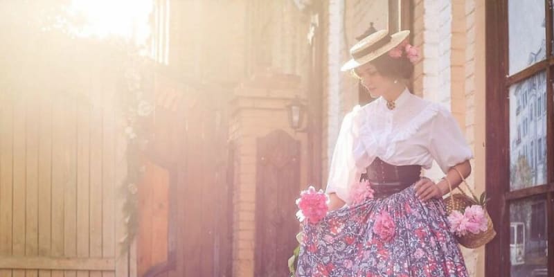 Žena z Ukrajiny se každý den obléká do šatů z 19. století