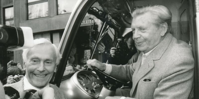 Jiří Hanzelka a Miroslav Zikmund po 50 letech ve voze Tatra 87, se kterou se vydali na cestu kolem světa