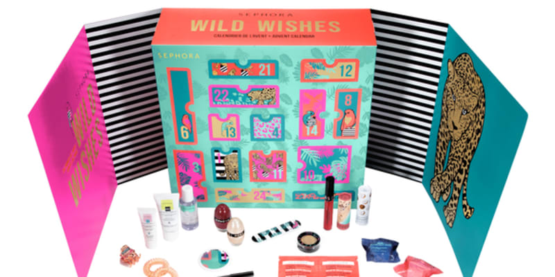Adventní kalendář Wild Wishes od Sephora Collection. Najdete v něm produkty a doplňky na líčení, péči a koupání. 1090 Kč, sephora.cz