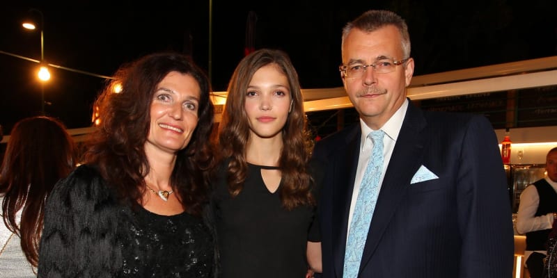 Jana Tvrdíková po výhře v modelingové soutěži s rodiči