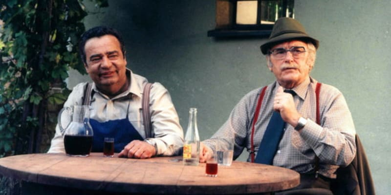 Vladimír Menšík v jedné z posledních rolí v komedii Mladé víno. S Jiřím Sovákem je pojilo velké přátelství. 