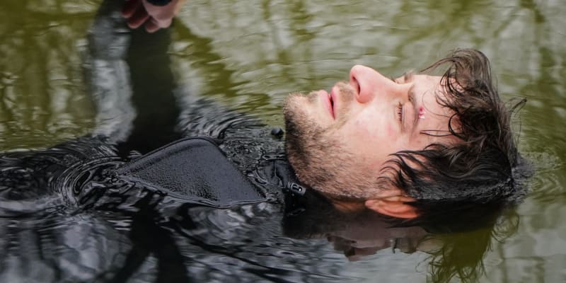 Marek Němec při natáčení sebevražedné scény u rybníka.