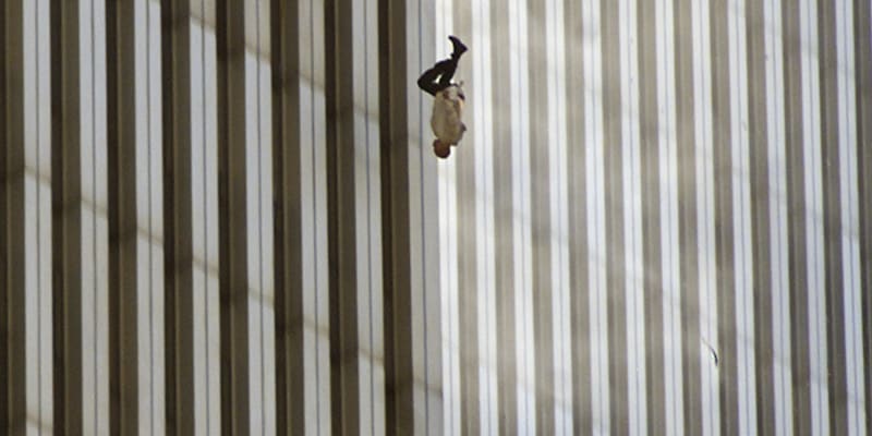Snímek člověka, který v zoufalém pokusu uniknout plamenům požáru vyskočil z okna horních pater mrakodrapu.
