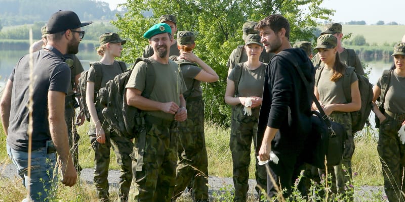 Marek Němec v roli lékaře v seriálu z vojenského prostředí - 1. MISE.