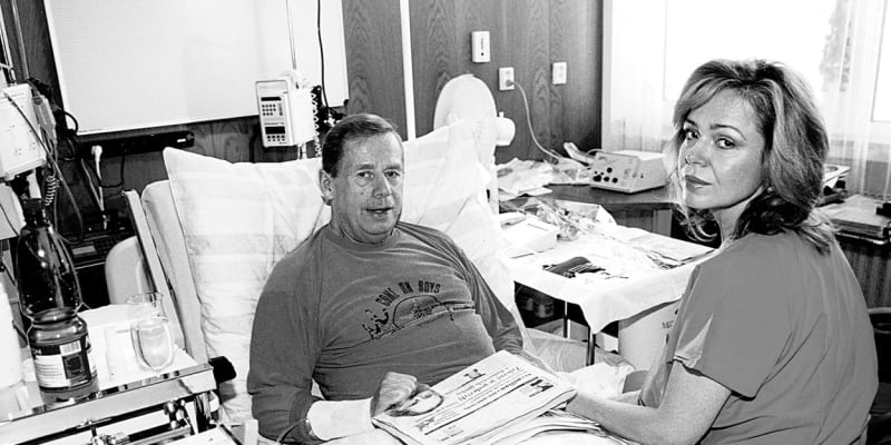 Dagmar Havlová se svým chotěm Václavem Havlem v nemocnici (27. 12. 2001)