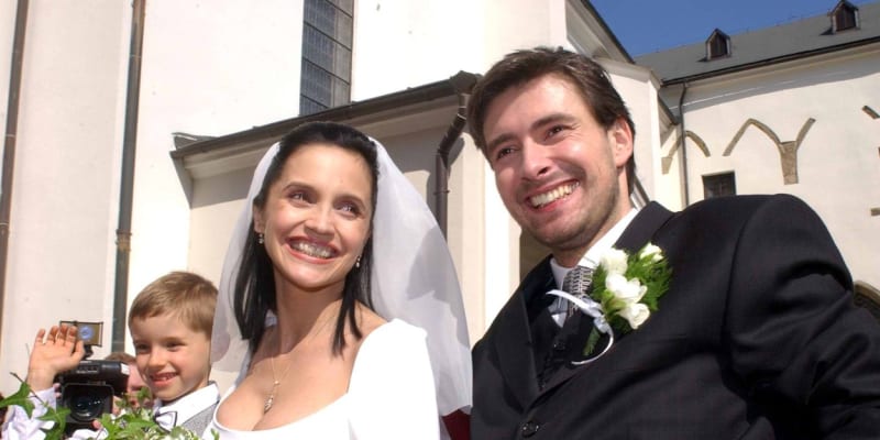 V roce 2002 se Lucie poprvé vdala. Své ano řekla pozounistovi Stanislavu Penkovi, s nímž se znala už několik let. Manželství nevydrželo ani jeden rok.
