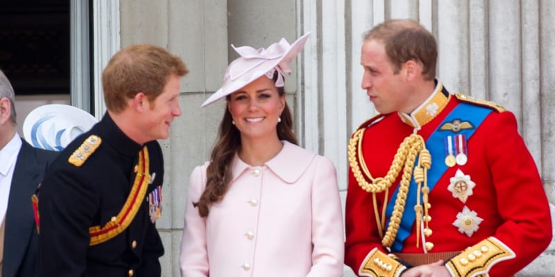 Harry, Kate a William během oslavy Trooping the Colour v roce 2013. Tyto tři vždy pojilo velmi silné pouto.