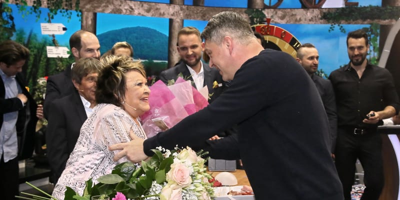 Generální ředitel televize Prima Marek Singer osobně gratuloval Jiřině Bohdalové bezprostředně po natáčení.