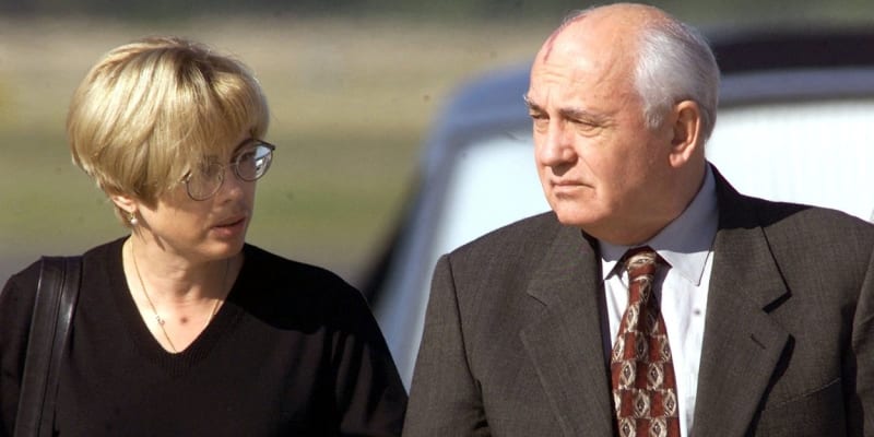 Dcera Irina a Michail Gorbačov doprovázejí rakev se zesnulou Raisou při převozu z Německa.