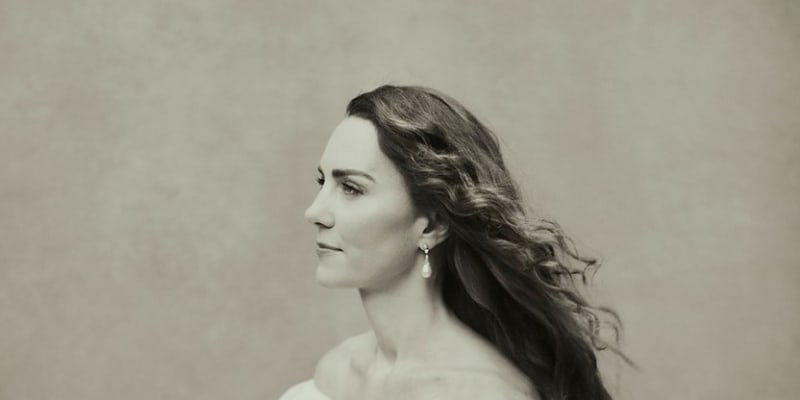 Jeden z nových portrétů Kate Middleton od módního fotografa Paola Roversiho