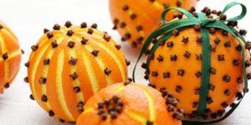 Z hřebíčků můžete na pomeranči tvořit různé ornamenty.