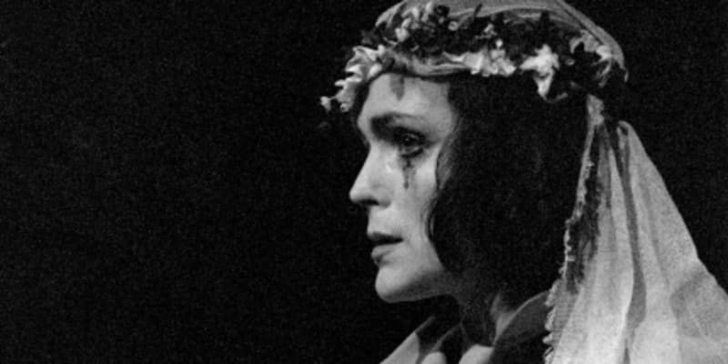 Eva Jakoubková v představení Činoherního klubu Něžný barbar (1984)